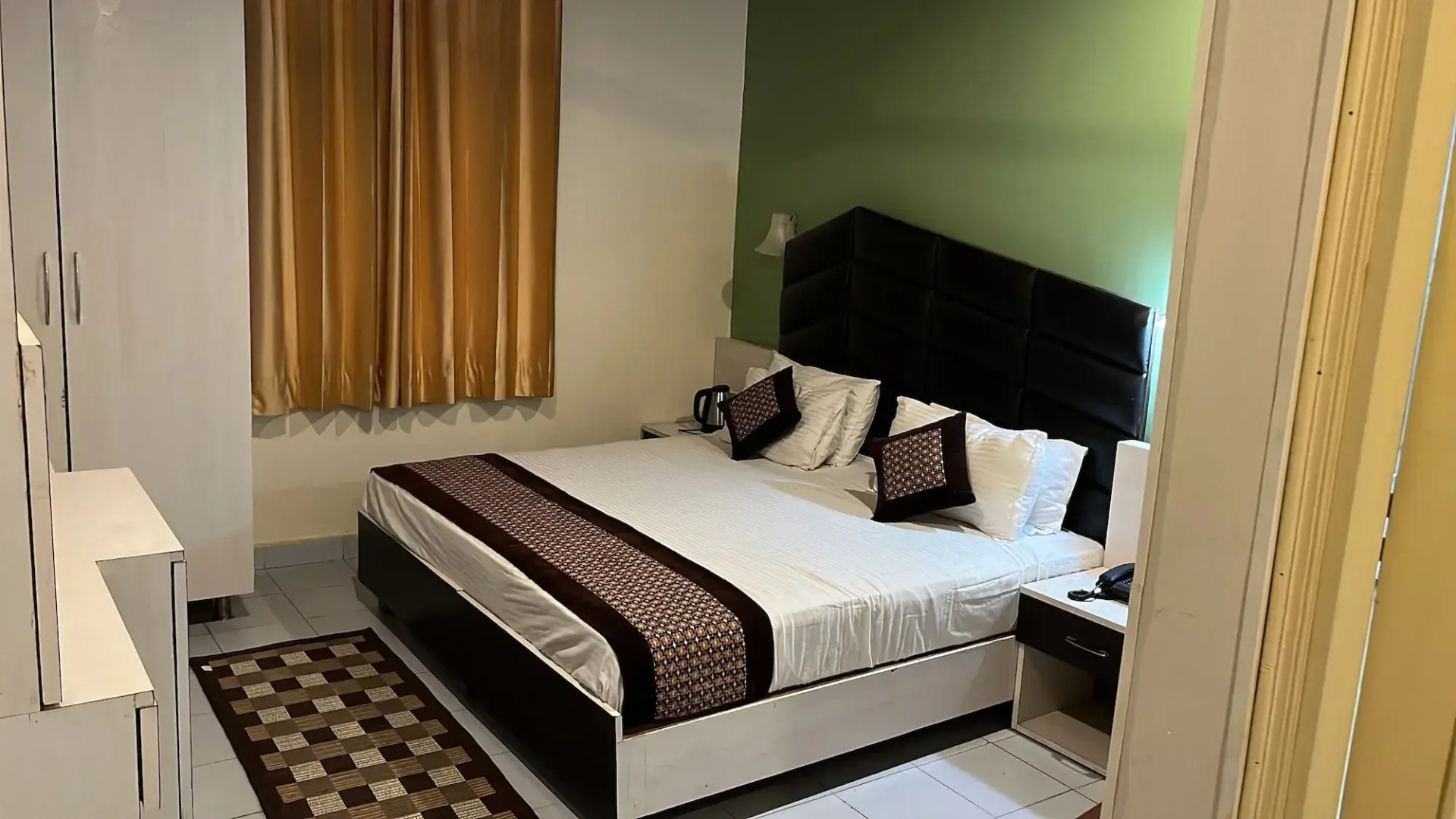 Pops Hotel & Restaurant