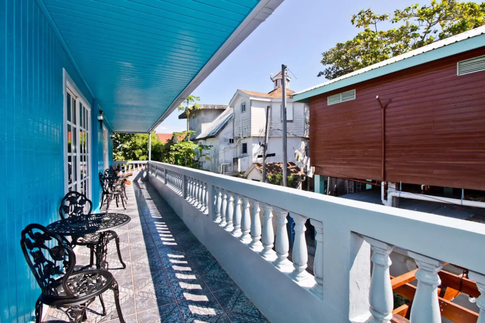 Sandbar Beachfront Hotel & Hostel