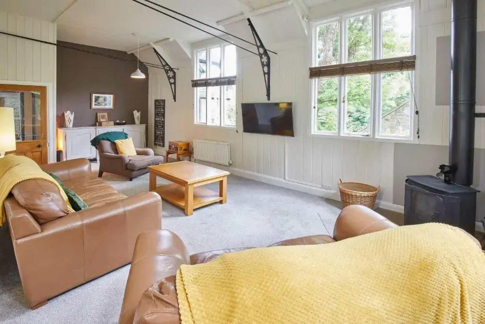 Host Stay The School House