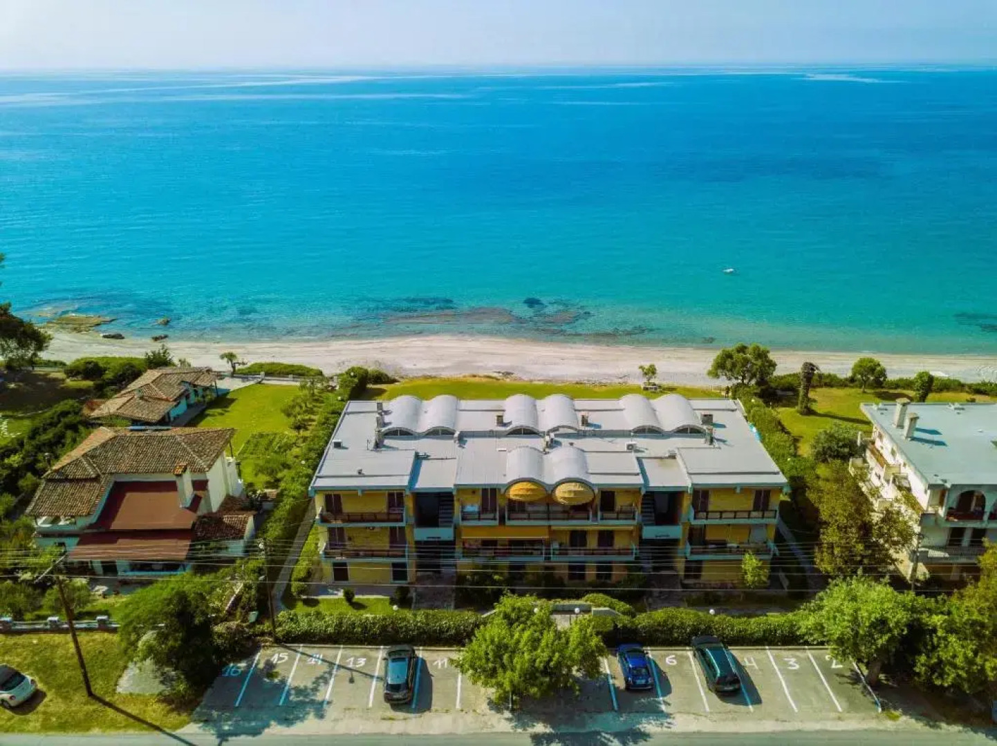 Sunny Bay, beachfront 1-bdrm apartment