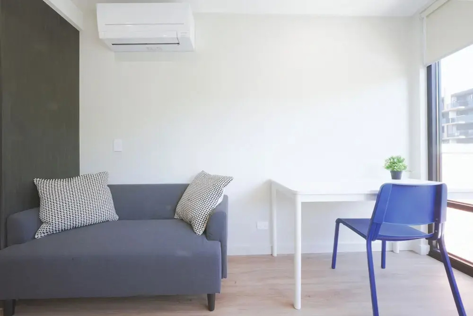 Modern apt in heart of the city