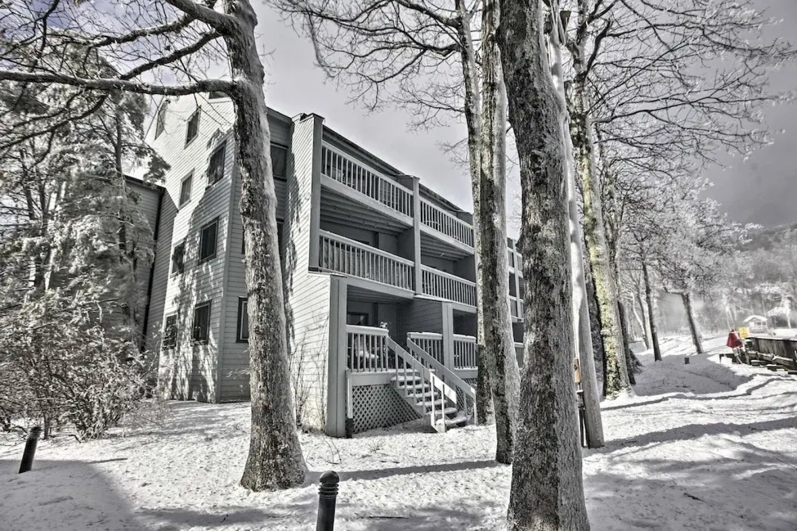 Ski-in Ski-out Wintergreen Condo w/ Balcony