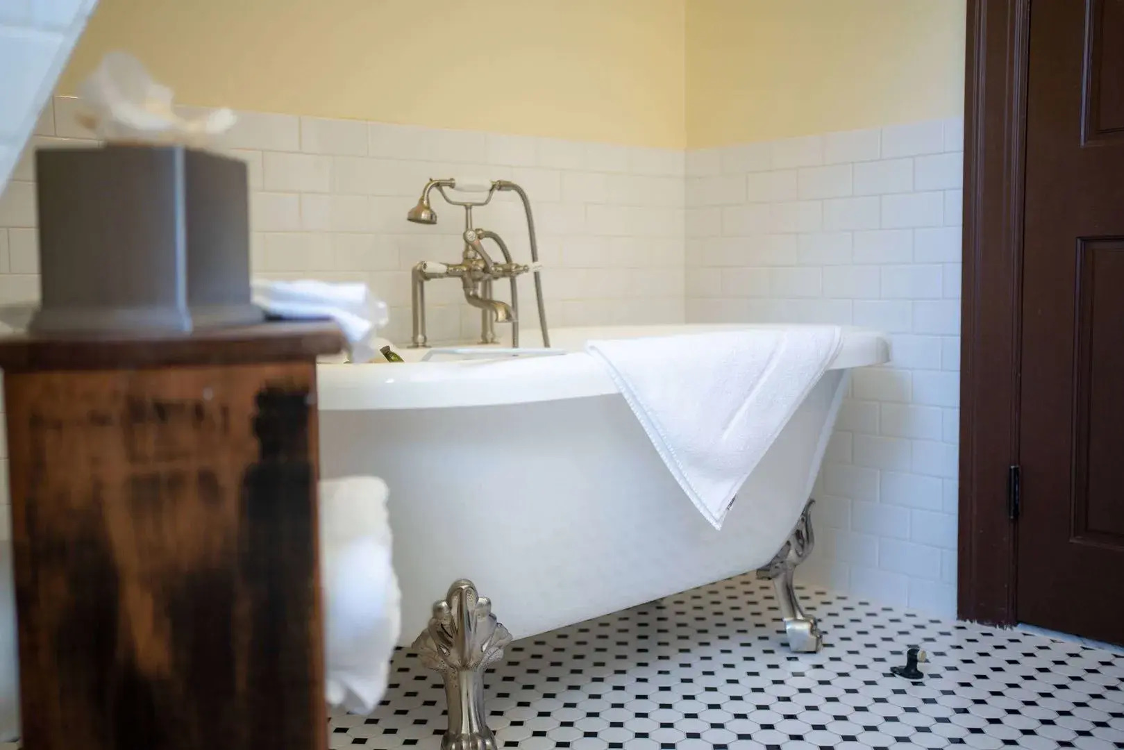 Sheridan Inn, B/W Signature Collection