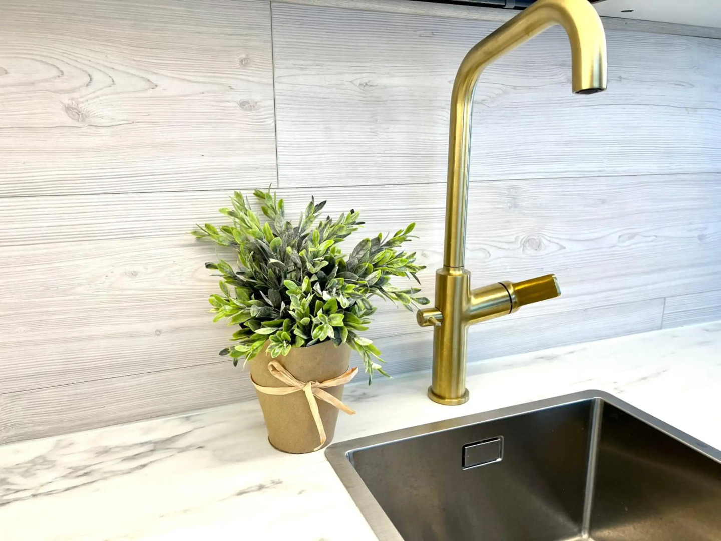 Glass Igloos by the water - Lasisviitit