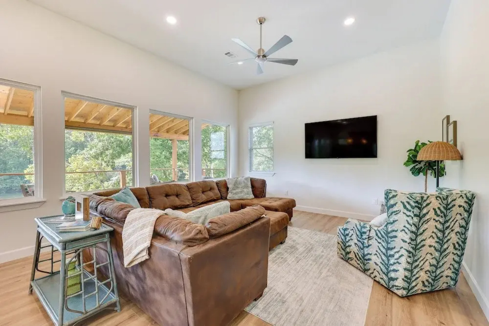 Modern, Riverfront Family House w/ Balcony & Grill