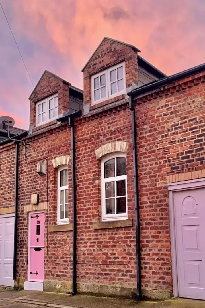 2 Bed Cottage - Sleeps 4 - Wifi - Parking