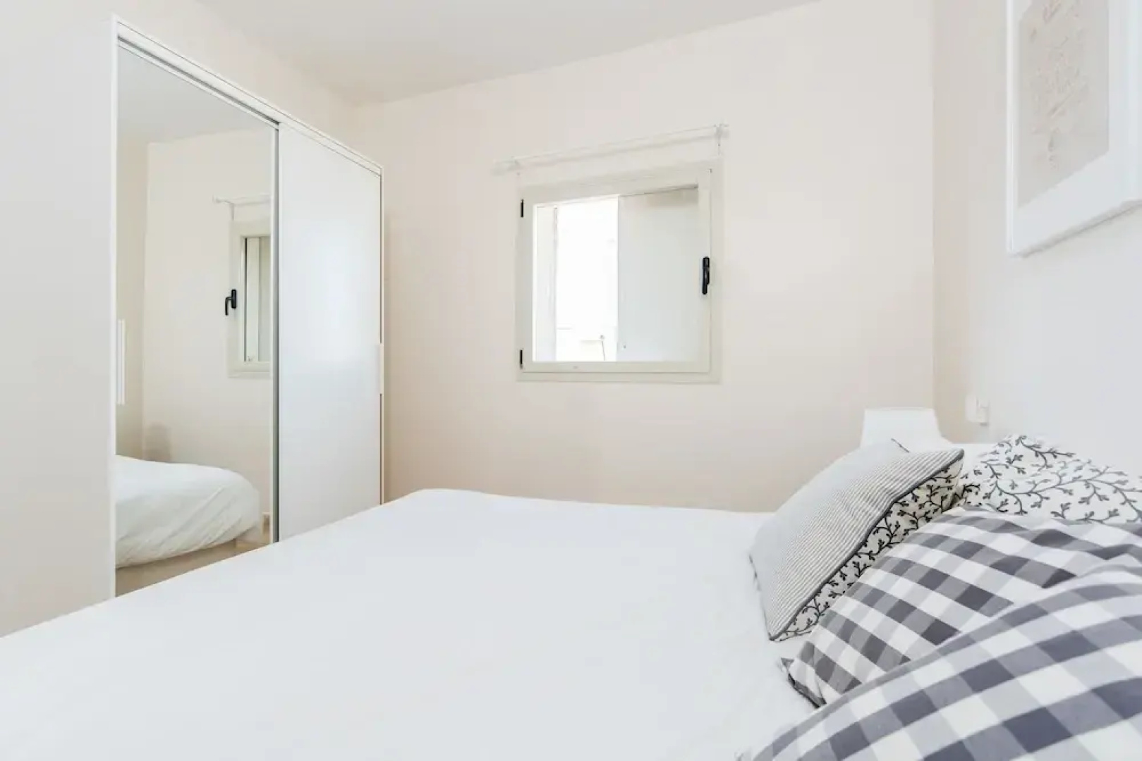 Spacious Duplex with Terrace 3-min From the Beach