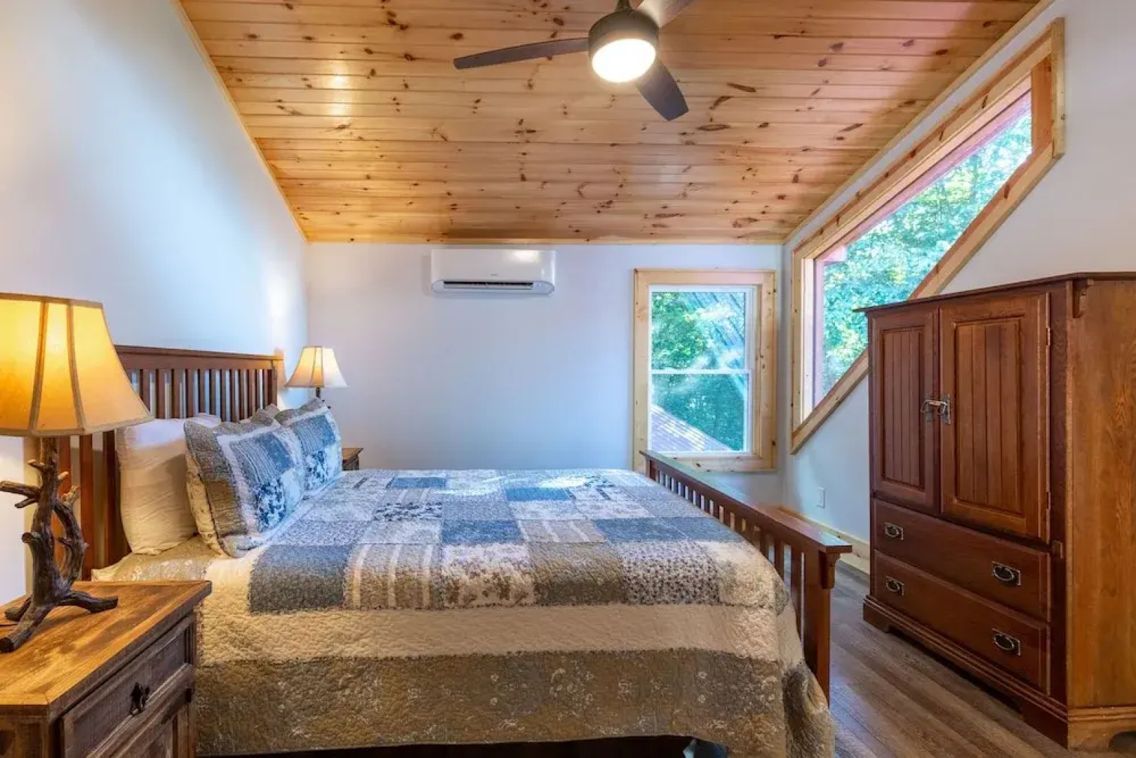 Stunning 2BR Cabin with Mountain Views