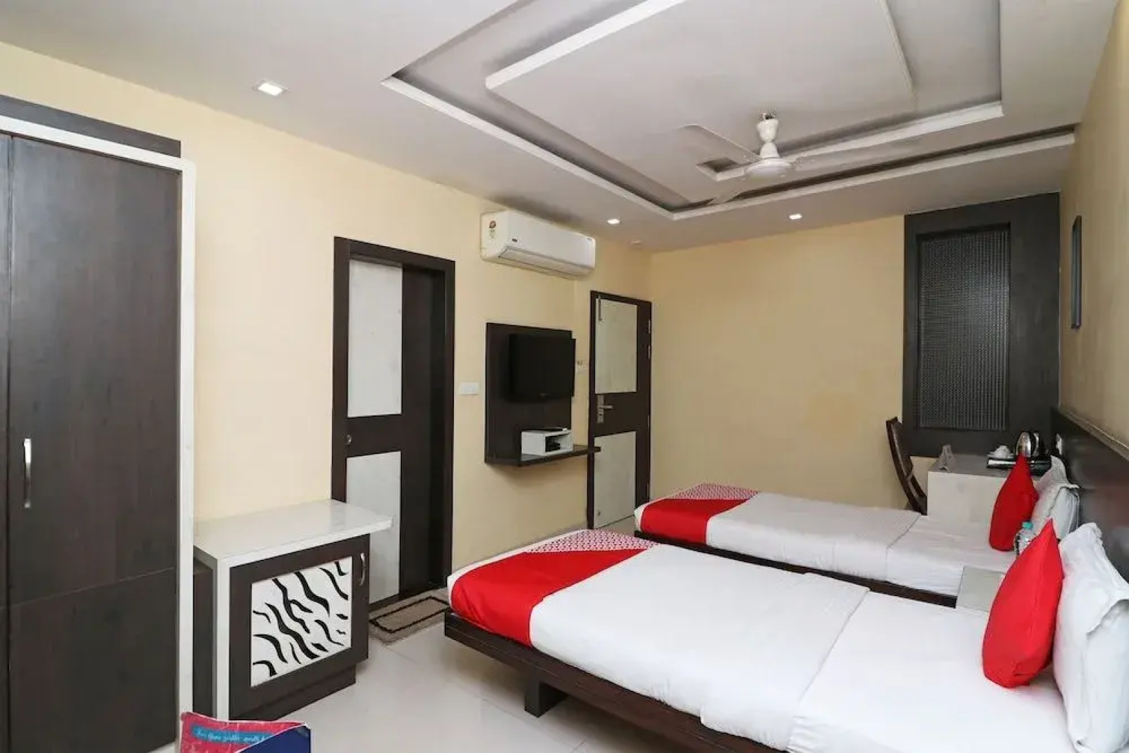 OYO 4906 Hotel Lotus