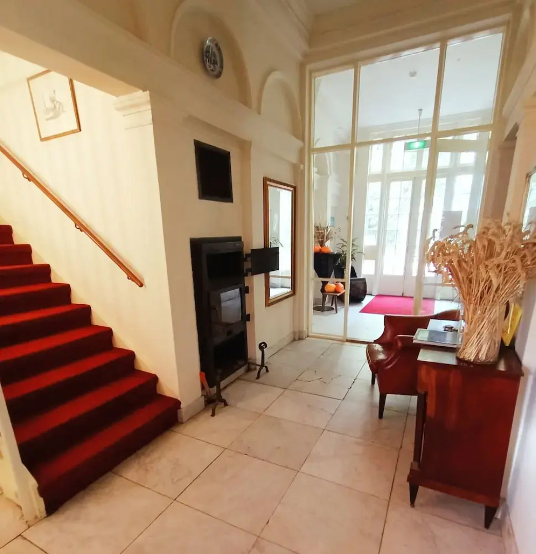 Green White Hotel Restaurant