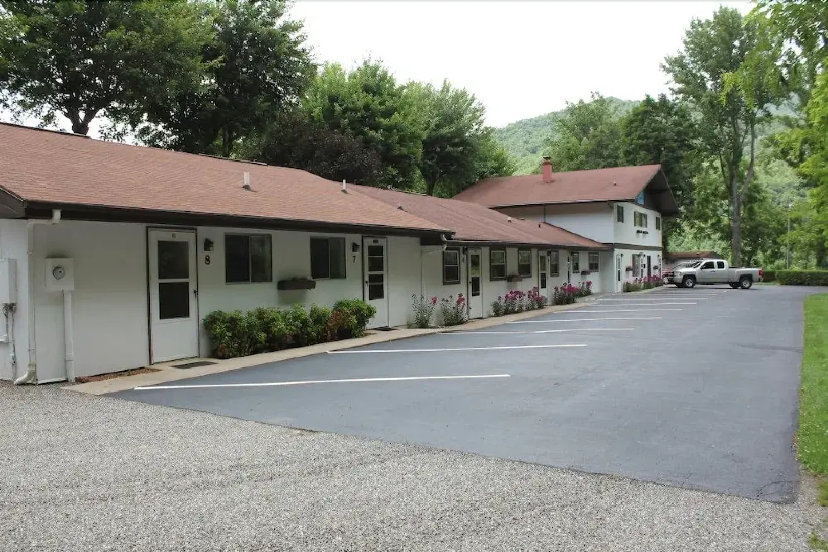 The Chalet Motel & Apts