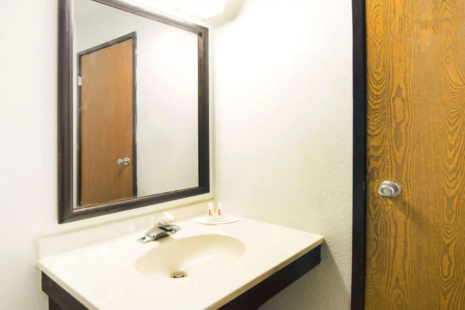 Super 8 by Wyndham Pittsburgh PA Airport/University Area
