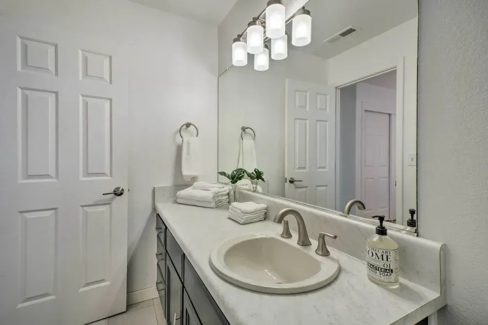 Close to Parks & Brews: Sunny Grants Pass Apt!