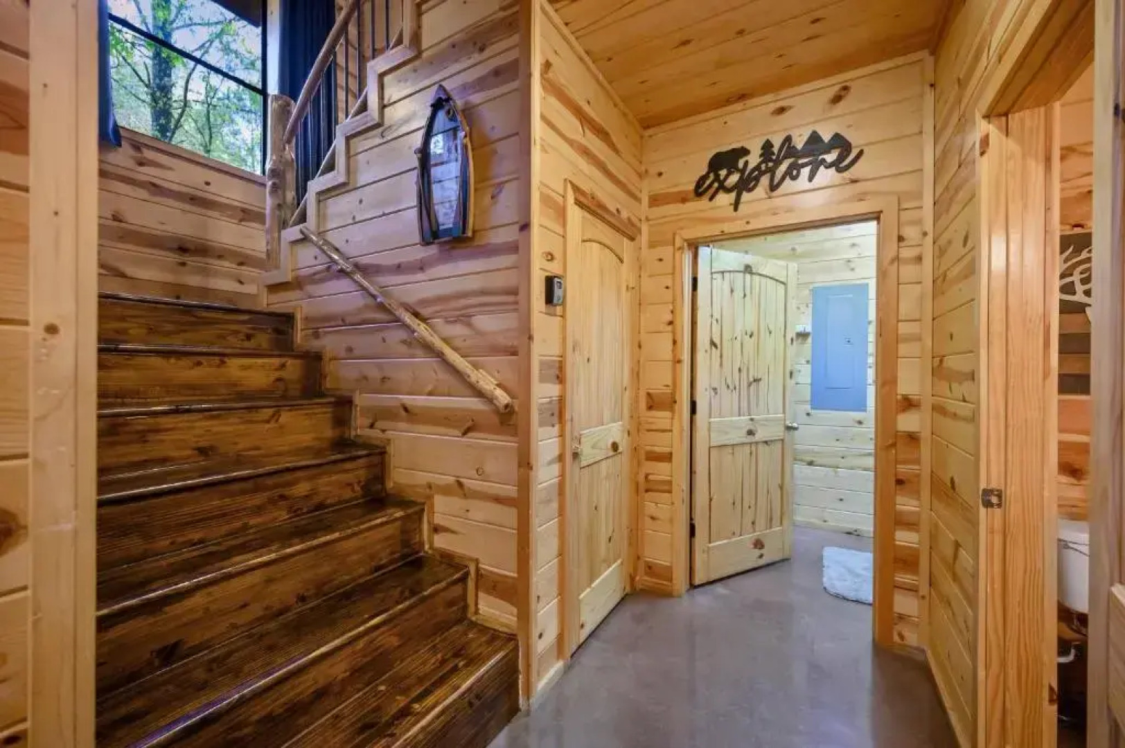 Hickory Bear - Secluded Cabin, Sleeps 10, New Hot Tub, Fire Pit, Arcade, Foosball Table & Deck Slide