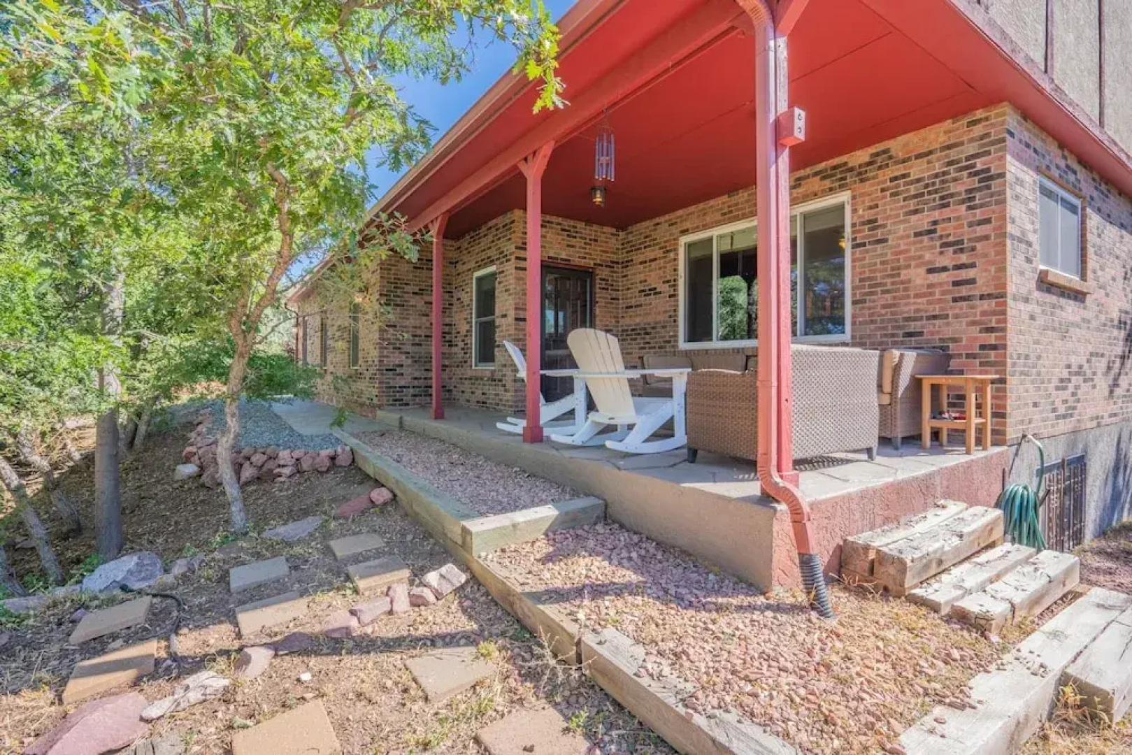 4 BR Country Home in Suburbs W/trails & Parks