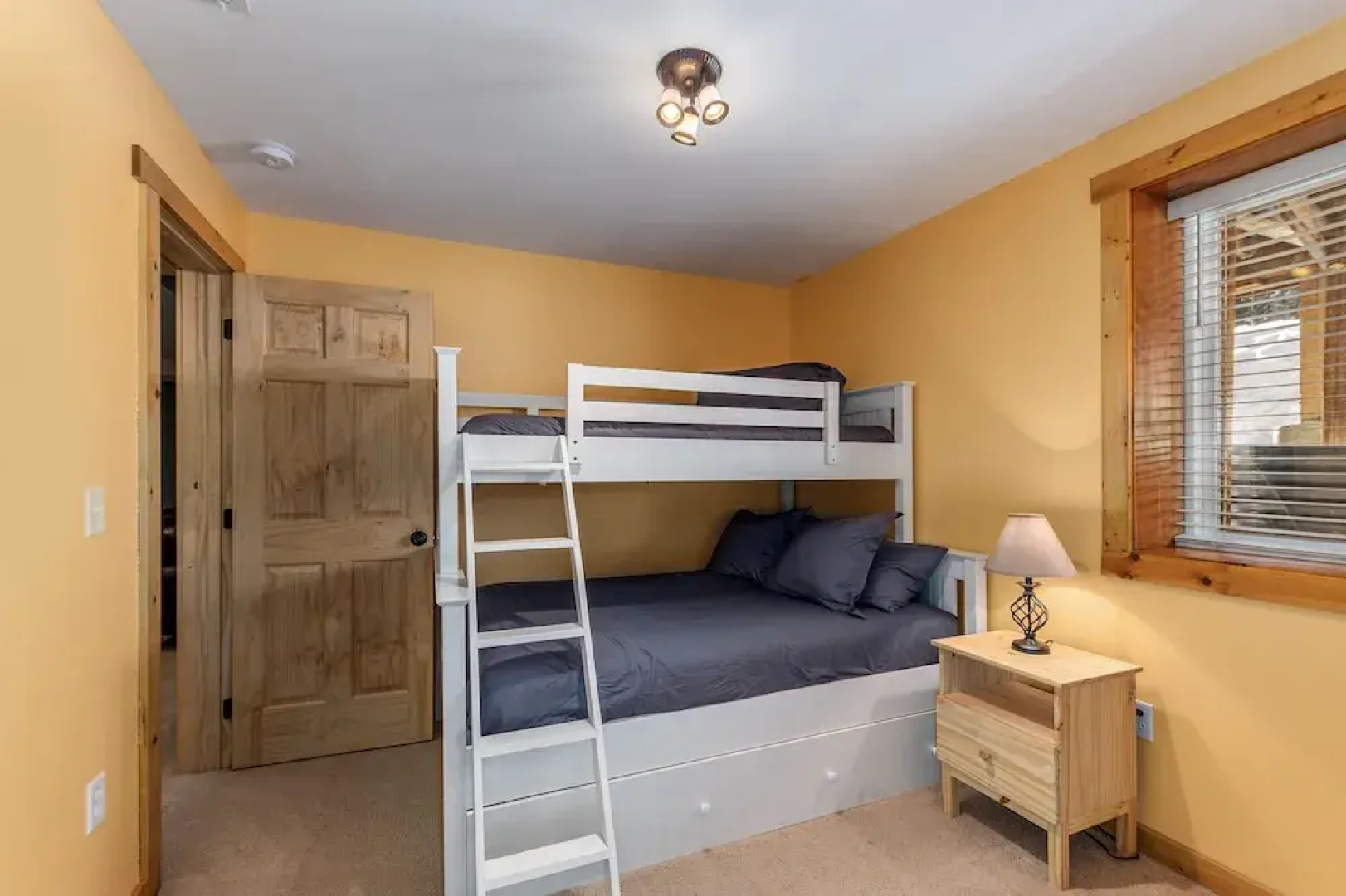 Peterson Acres 3 Bedroom Home by NW Comfy Cabins by RedAwning