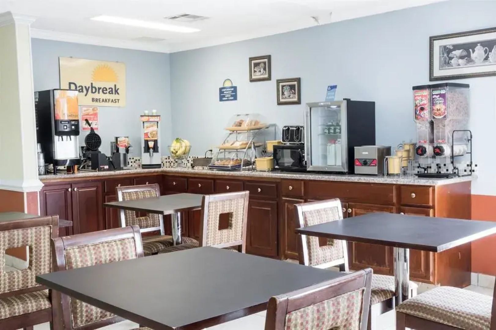 Days Inn & Suites by Wyndham Winnie