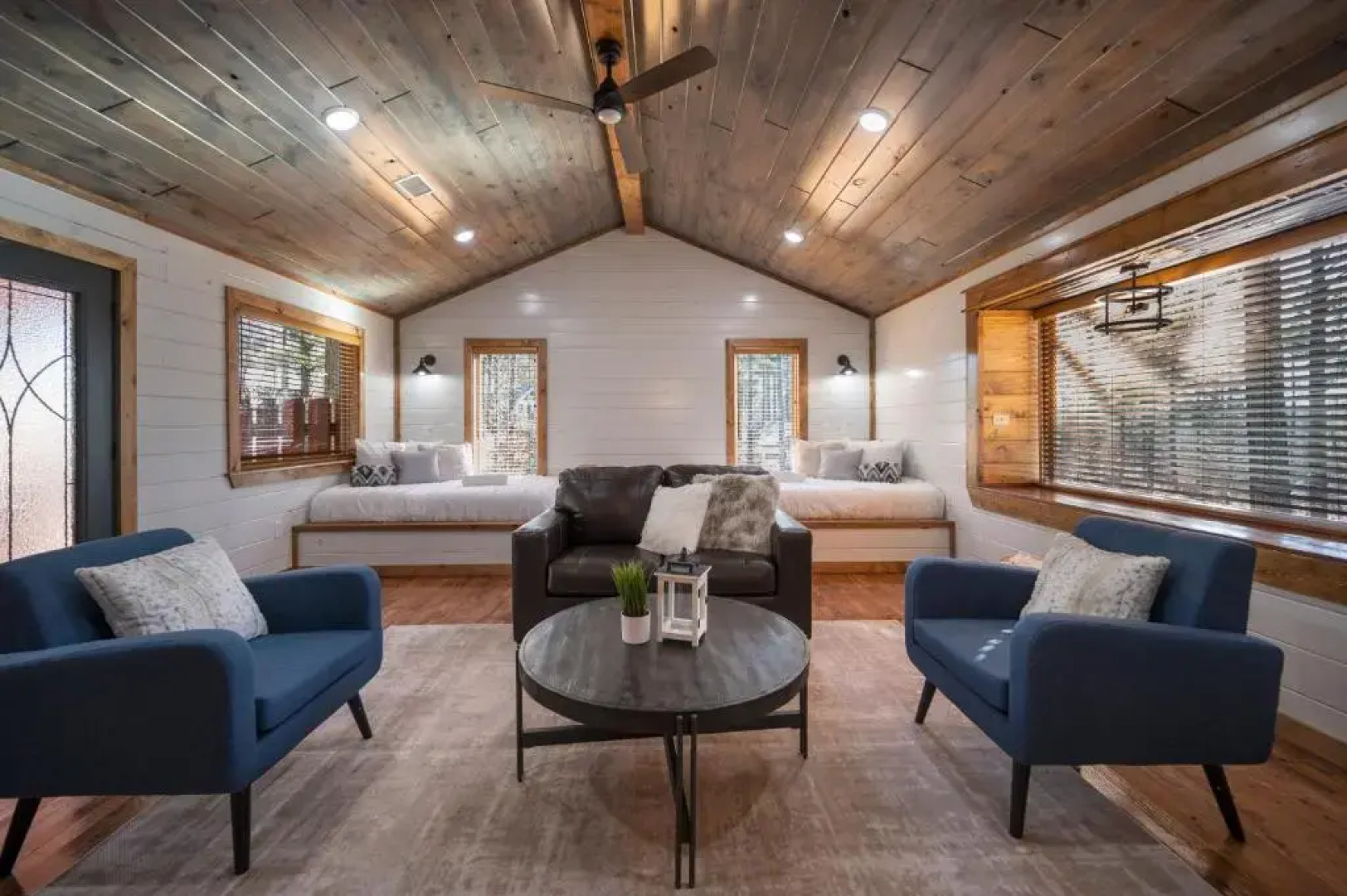 Brand New Sunrise Retreat 2 Bedroom Sleeps 8, 2 Decks, Hot Tub, Firepit