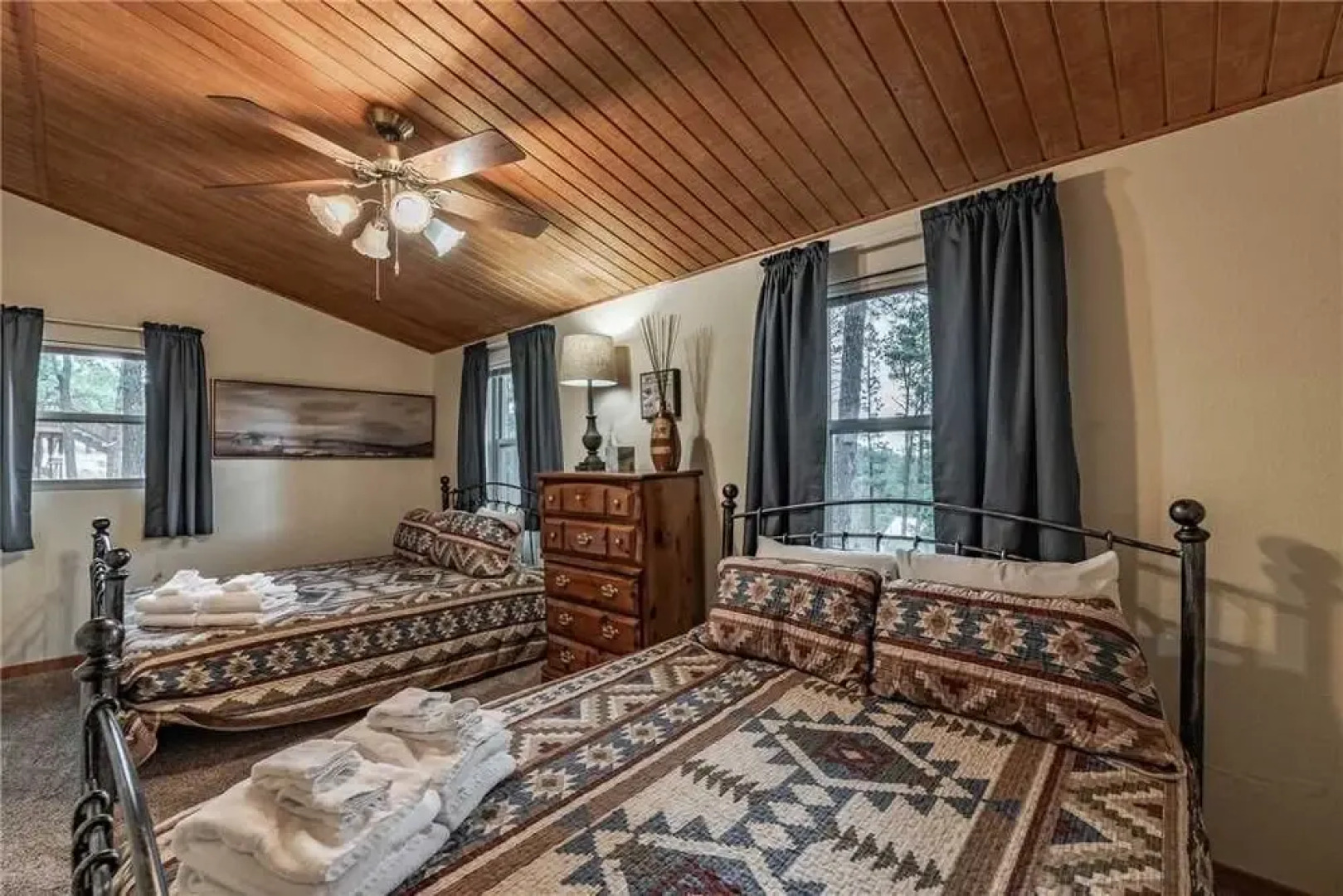 Wild Horse Retreat - Two Bedroom Cabin with Hot Tub