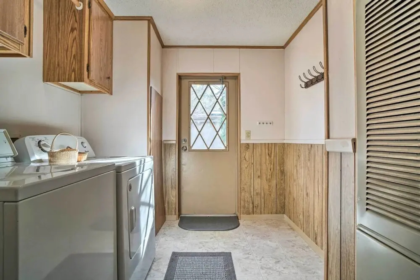 Charming Grants Pass Home w/ Large Backyard!