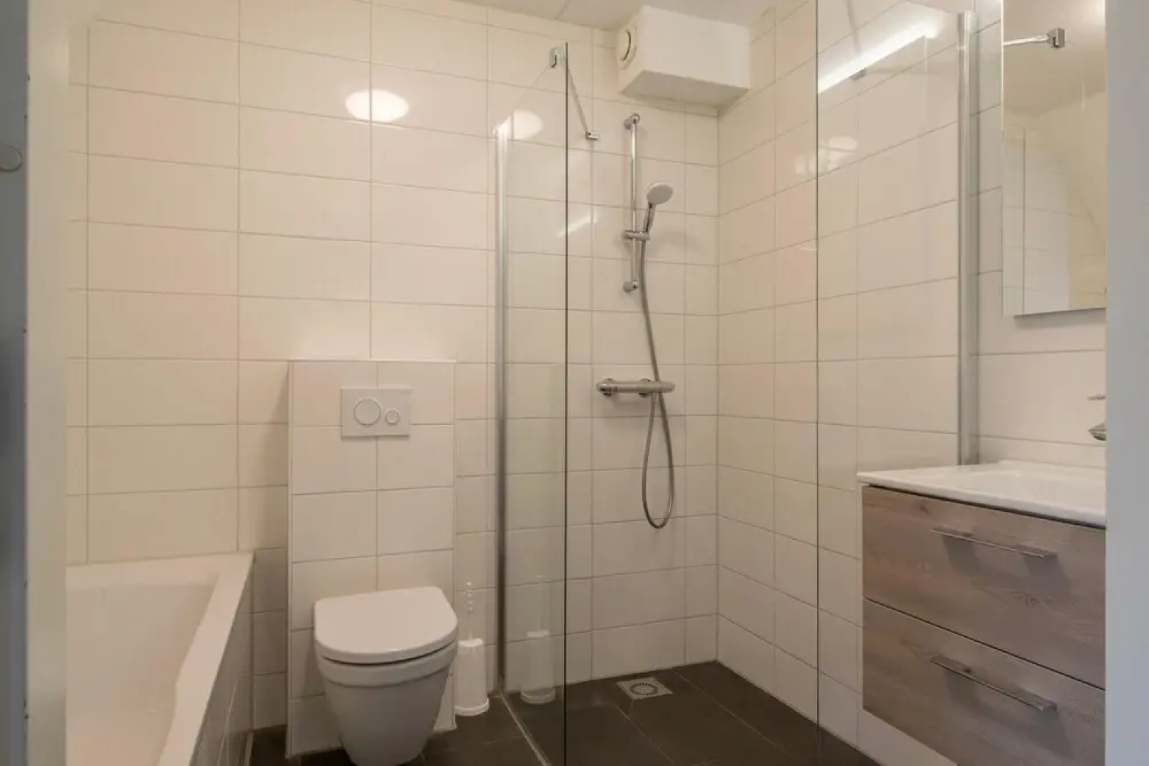 Restyled Bungalow With 2 Bathrooms, Near the Beach