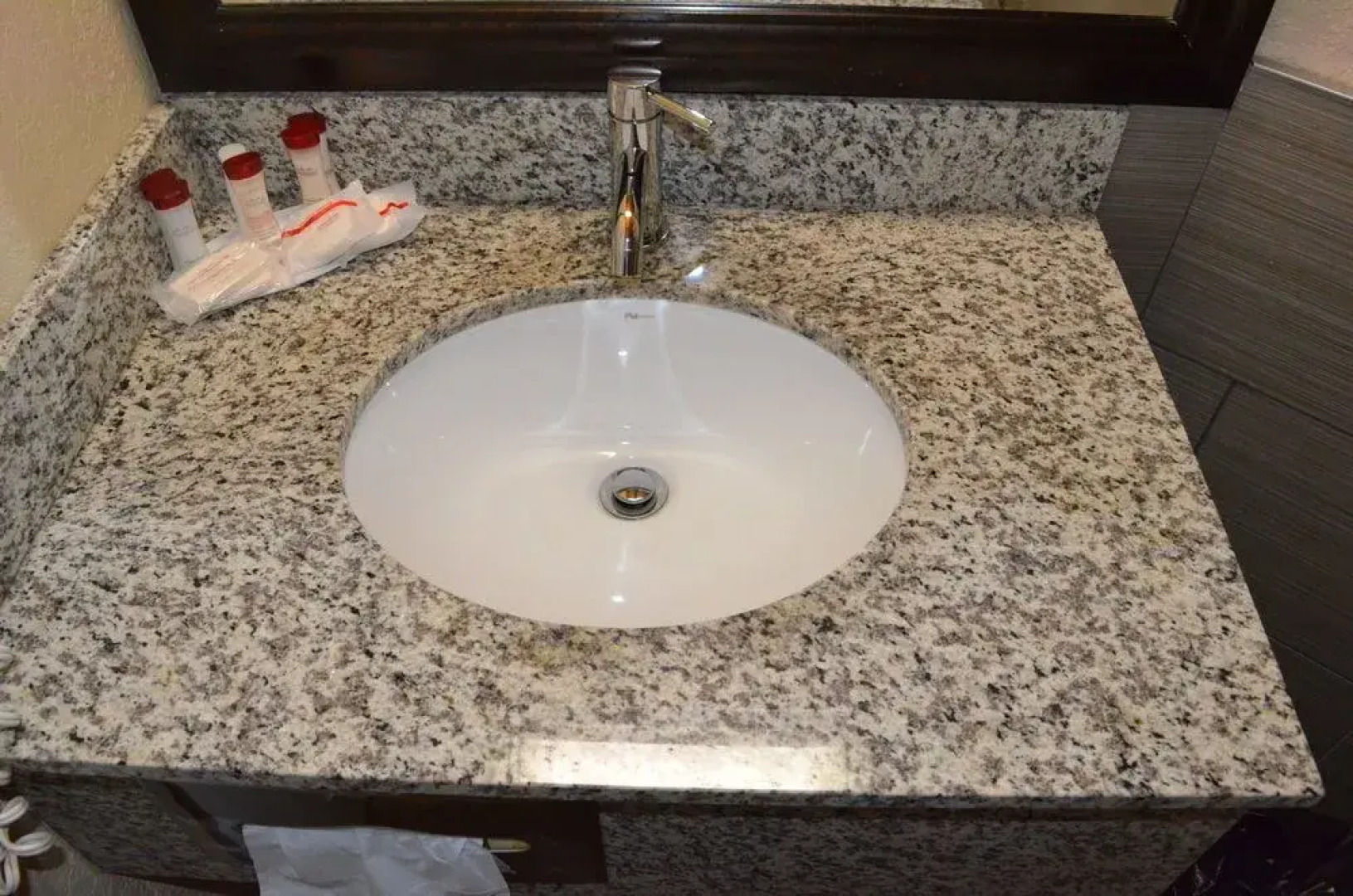 Econo Lodge Inn & Suites