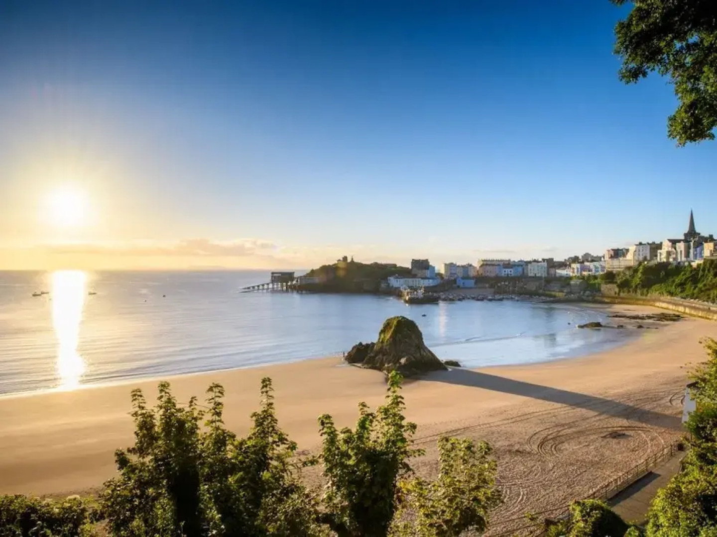 Holiday Home With French Doors to Sunny Terrace and Private Parking