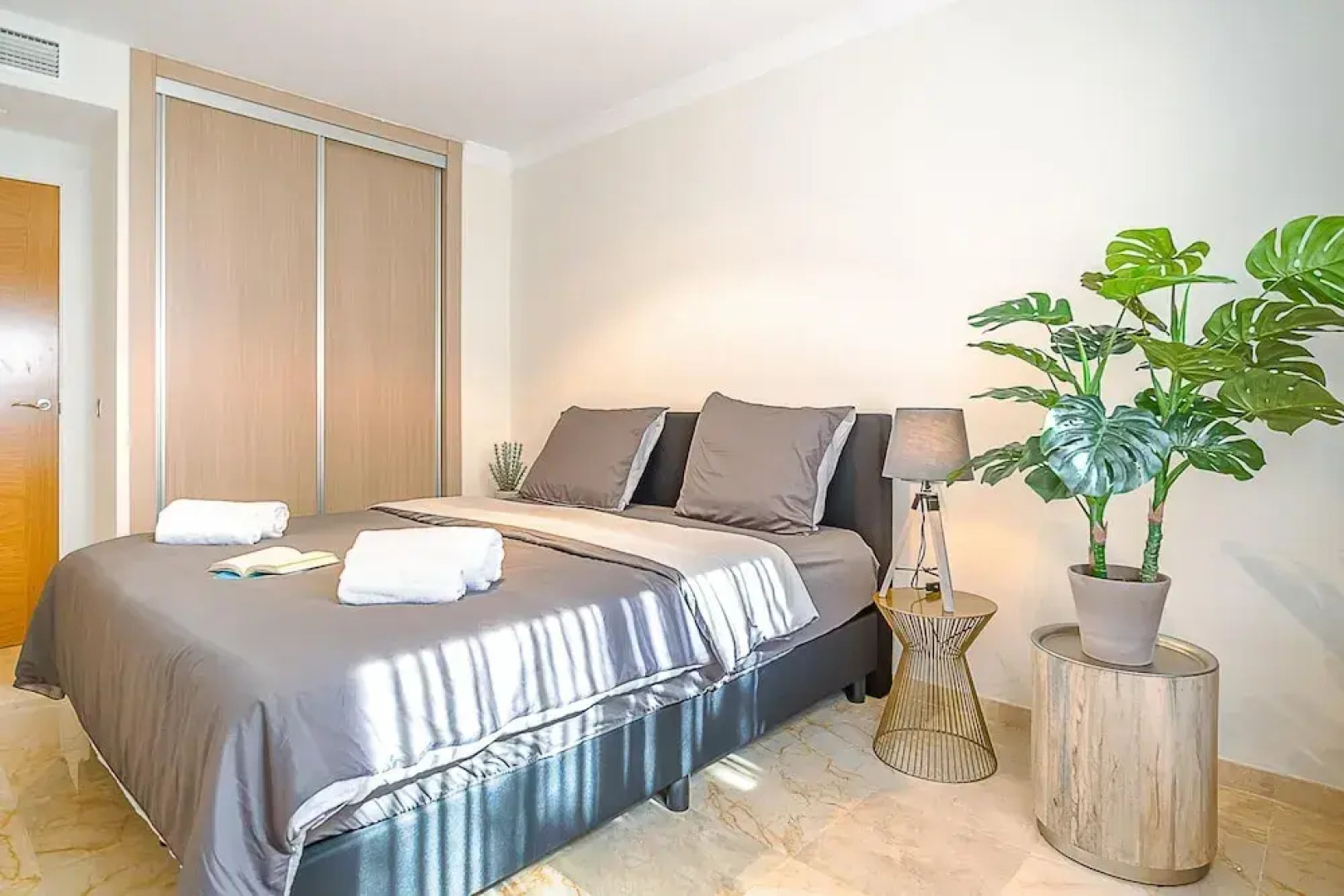 Apt Mairena Forest sea View & Pool