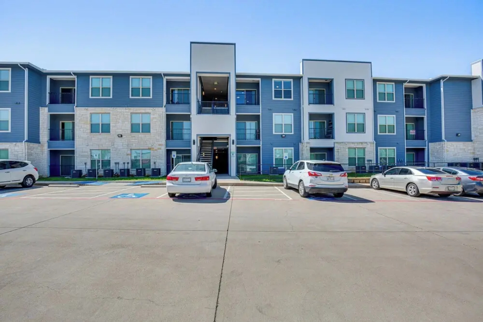 Close to Lakes, Parks & Winery: Bonham Apt