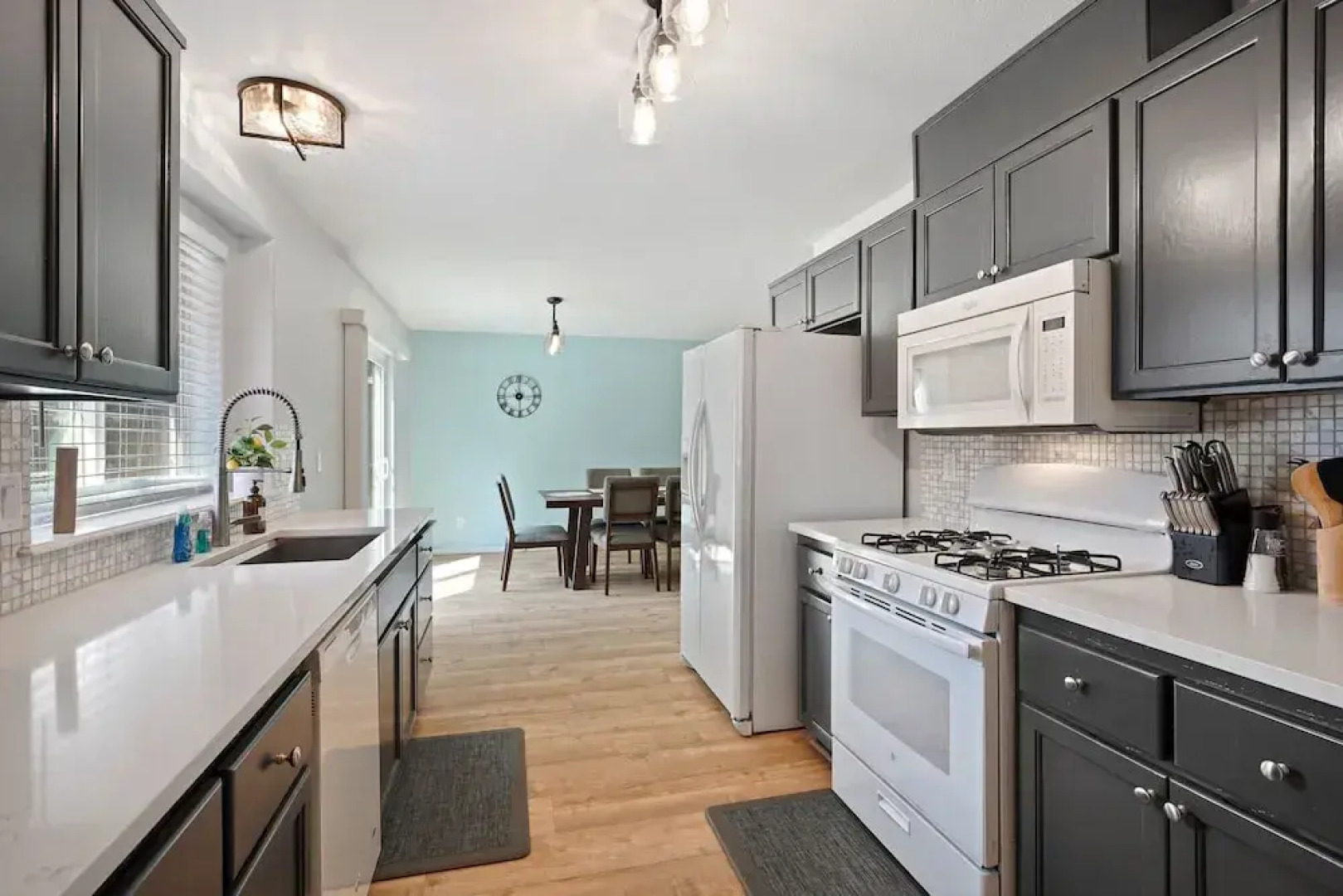 Redmond Rest 4 Bedroom Home by RedAwning