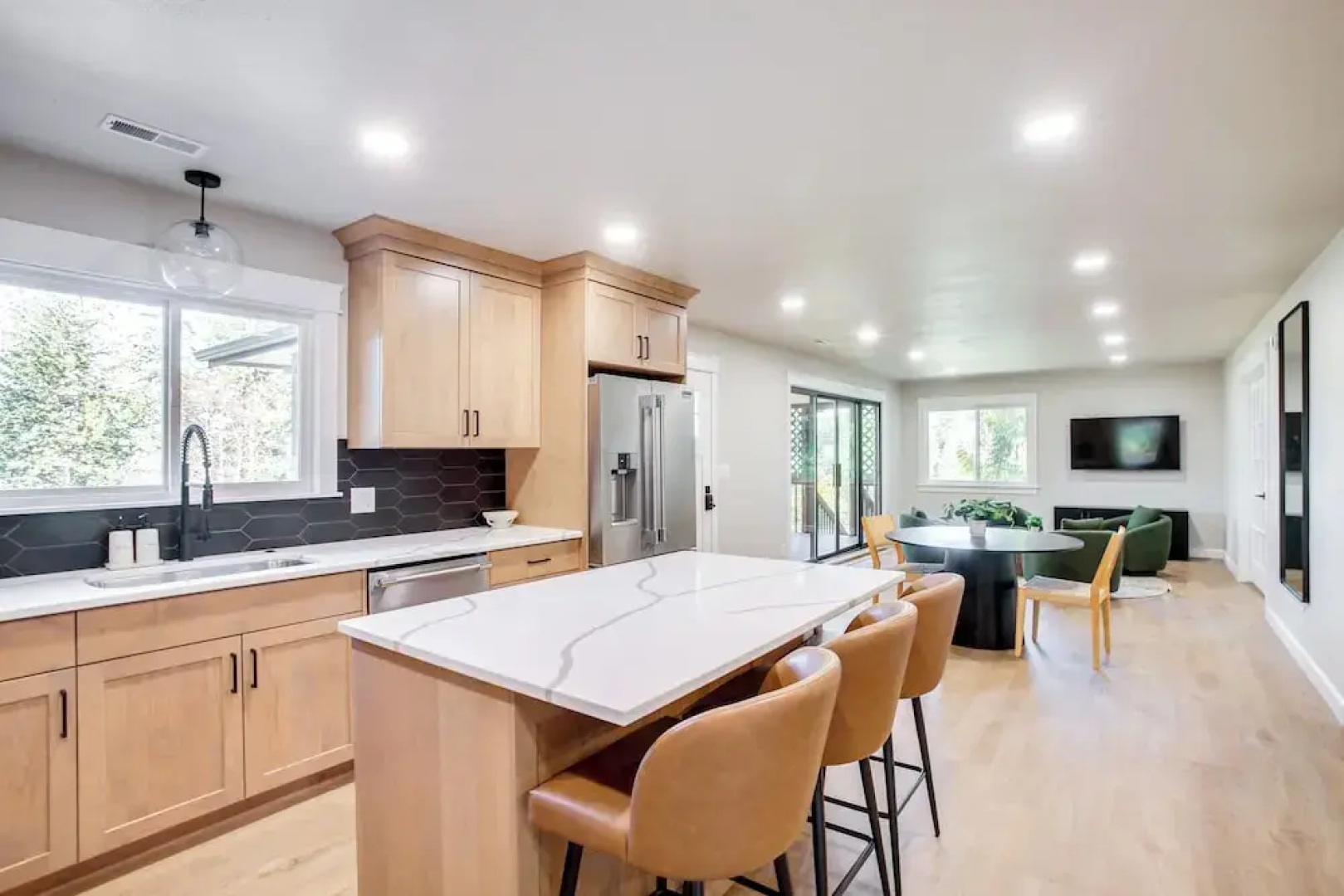 Family Home 6 Mi to Dtwn Cda: Lake & Sunset Views!