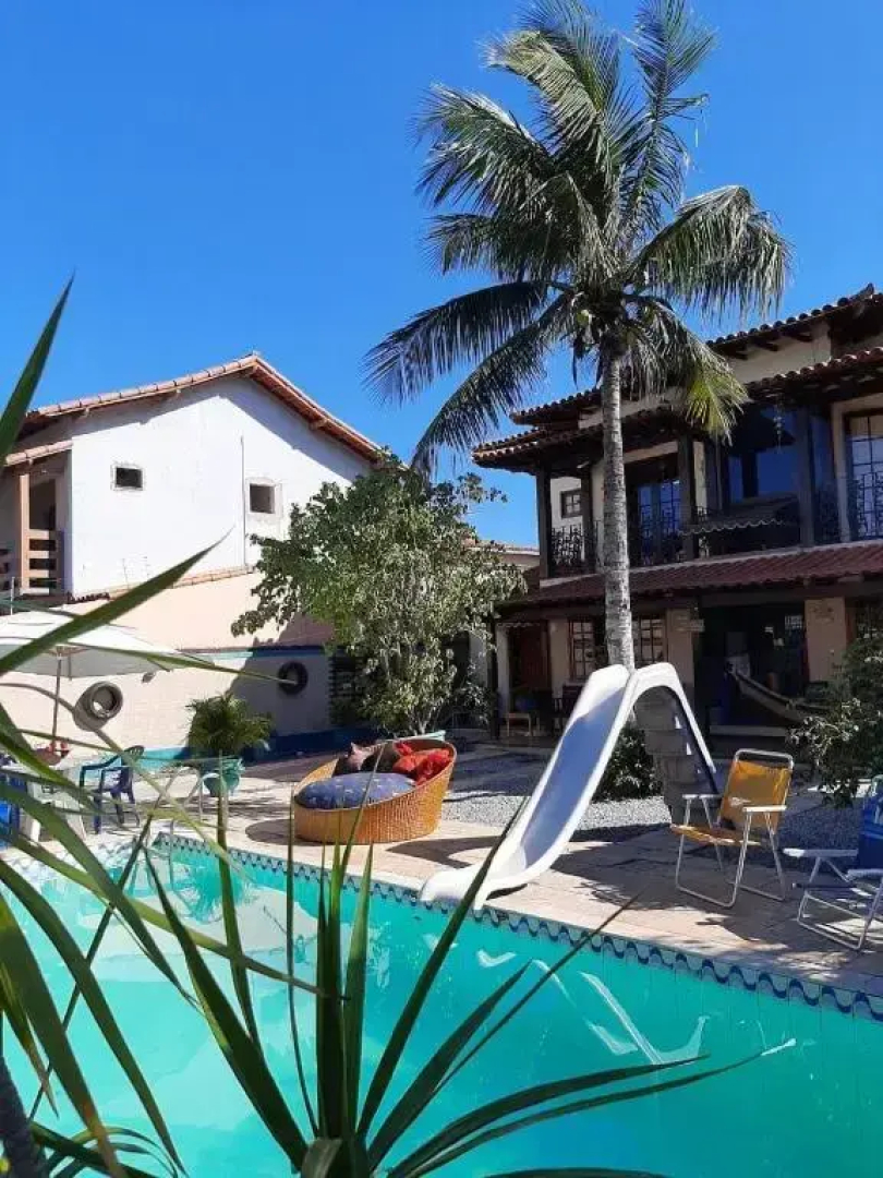 Suíte com varanda vista piscina