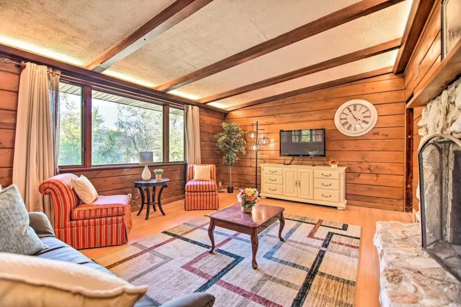 Fenced Yard: Fox River Grove Home, Dogs Welcome