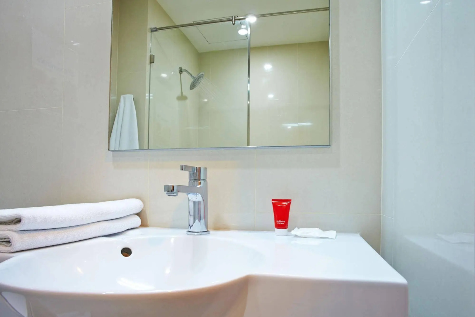 Red Planet Makati Amorsolo