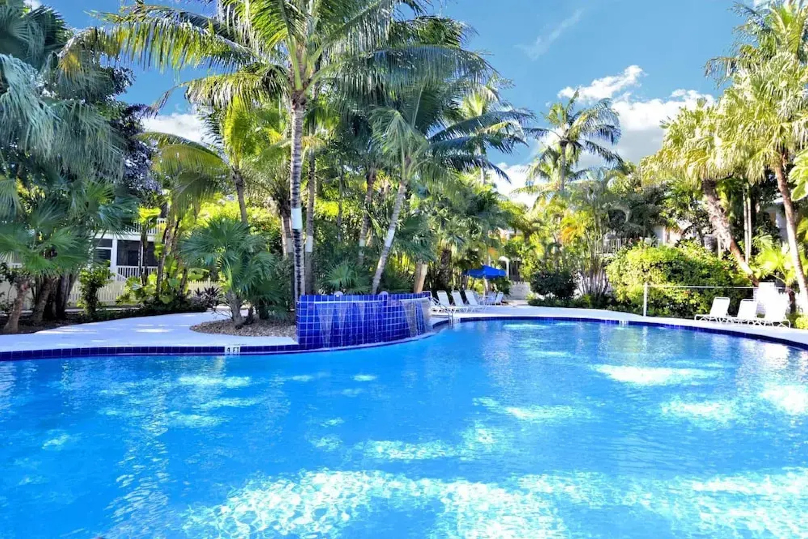 Cottage by the Pool by Avantstay w/ Balcony, BBQ & Shared Pool! Month Long Stays Only