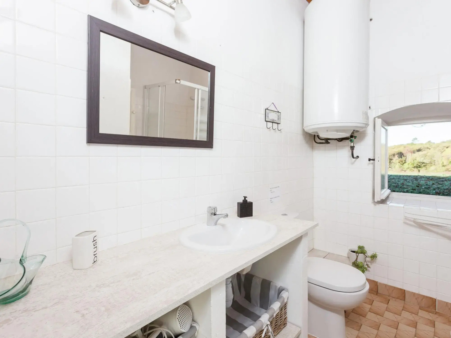 Rustic Holiday Home. In the Forest, Saint-caprais, 2 Bedrooms, 4 Person