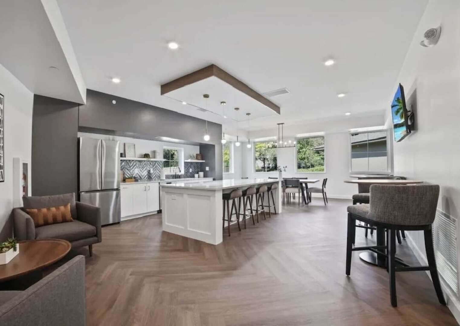 Glamorous 2B2BA with patio views and gym