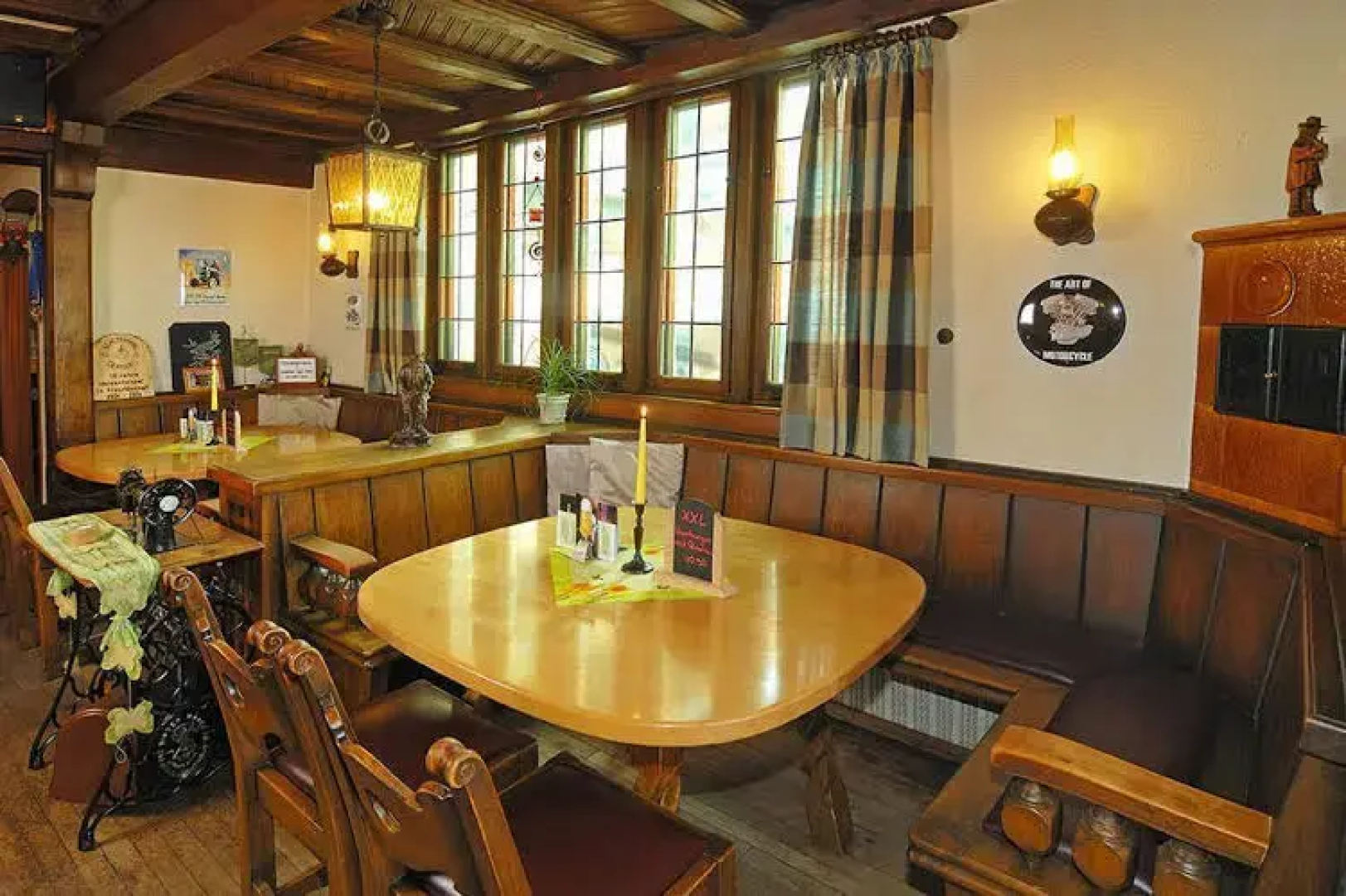 Harmony beim Holzschnitzer