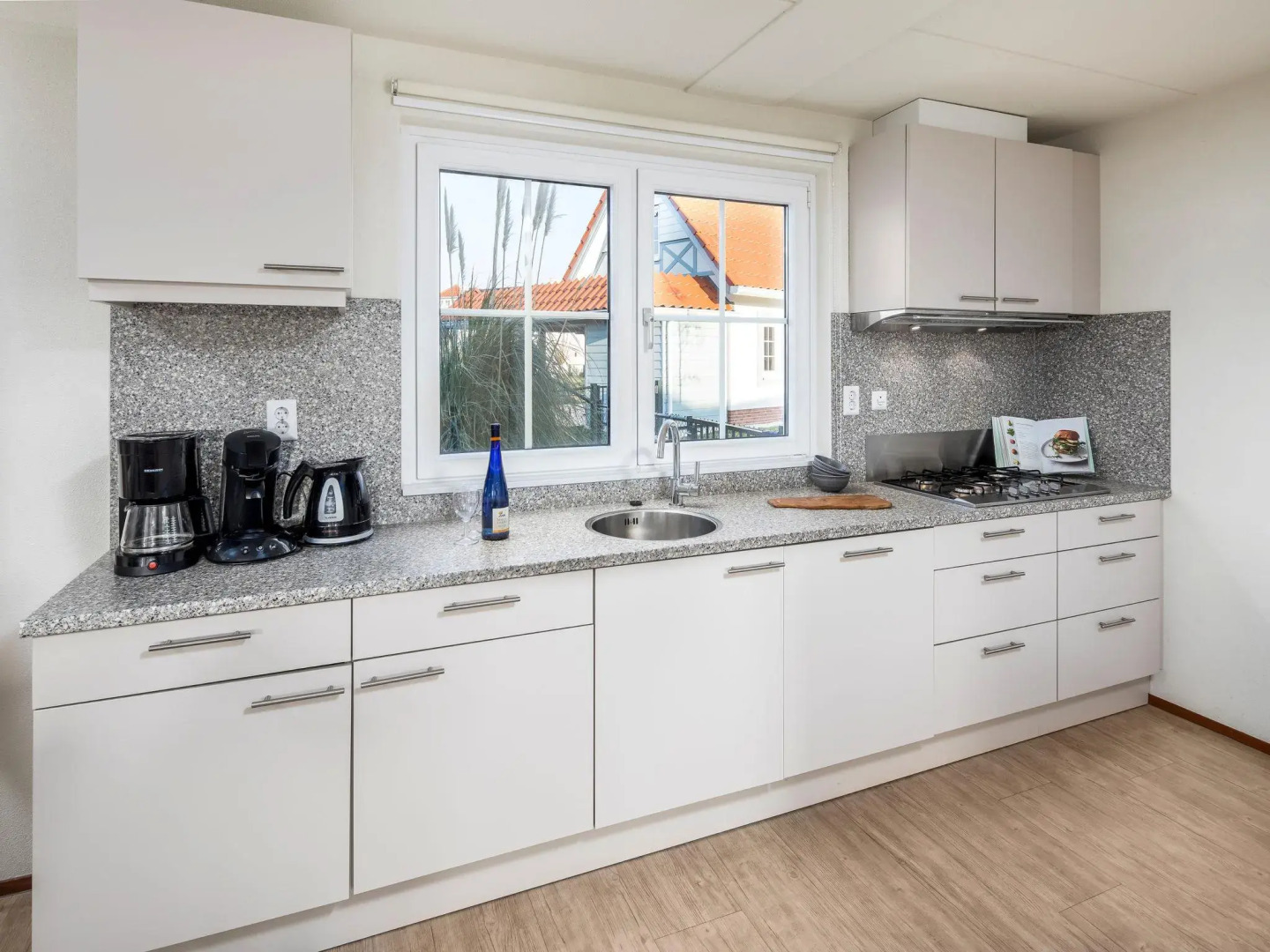 Luxurious villa with boat and game console, beach at 400 m.