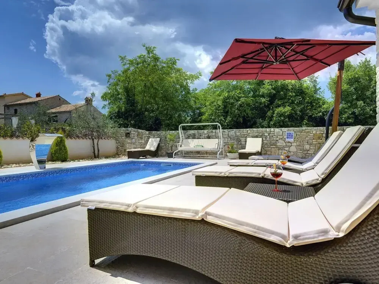 Modern Holiday Home With Pool in Bratulici