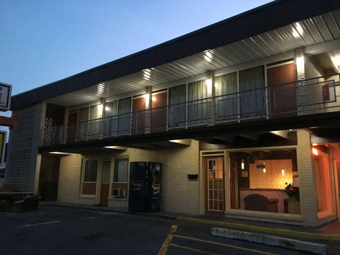 Breezwood Motel