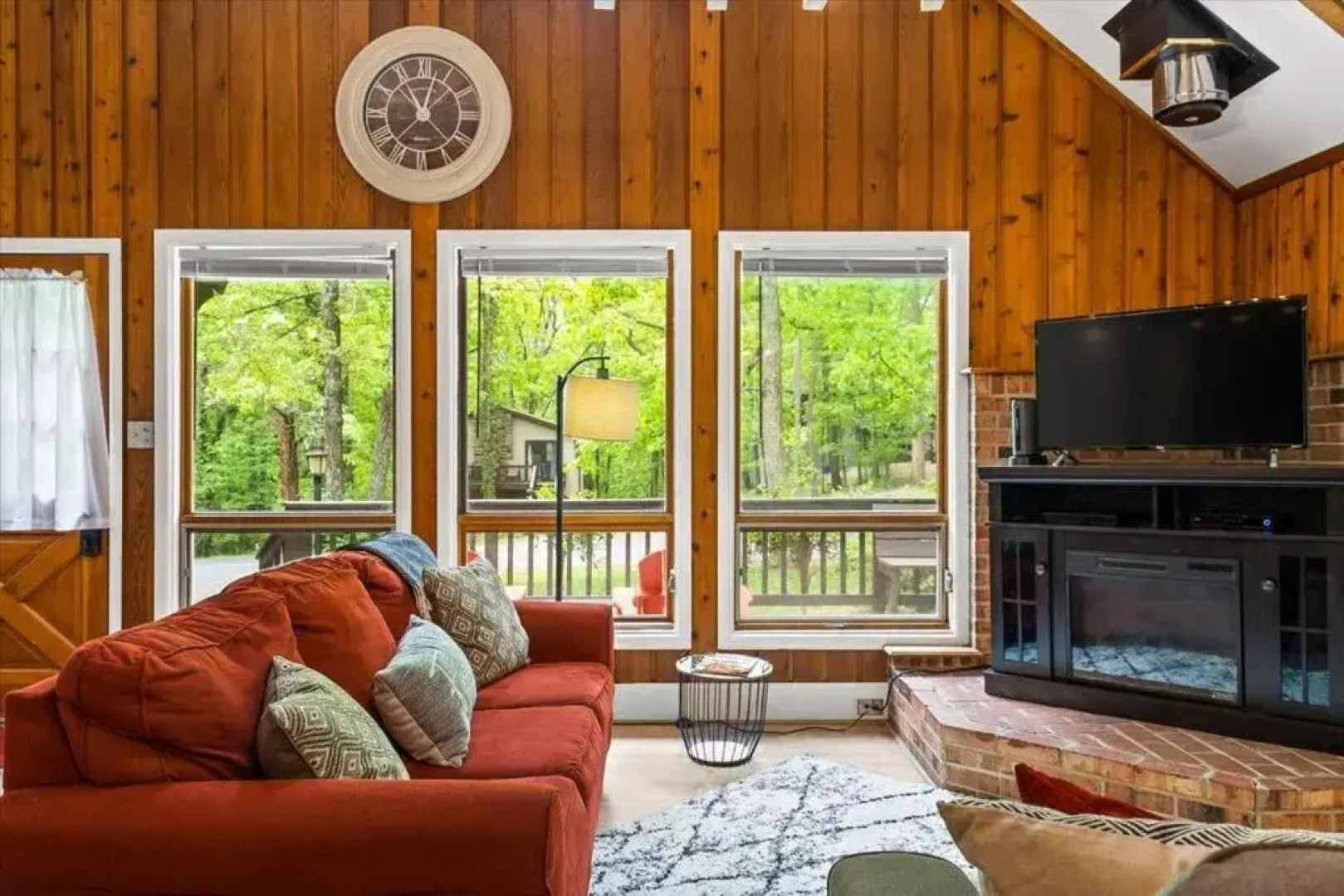 The Gingerbread House: 4 BR chalet, w/ Sunroom/Deck, sleeps 12, modern amenities