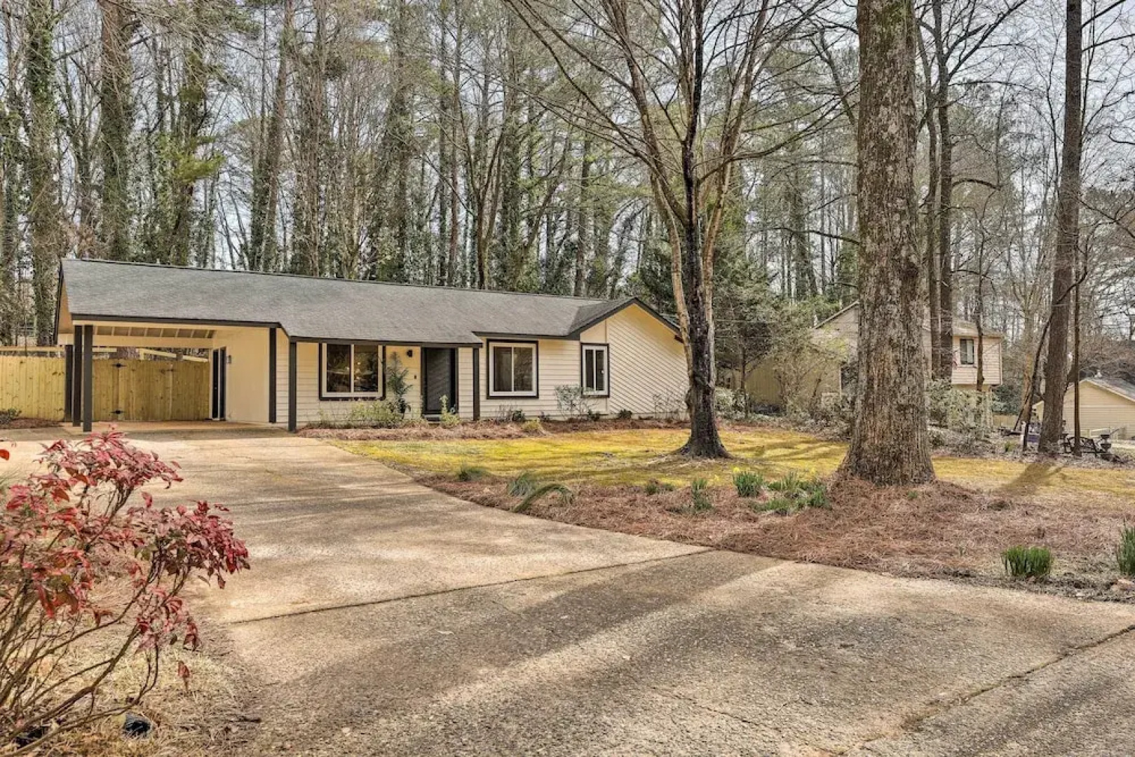 Modern Alpharetta Home: Yard, Walk Downtown!