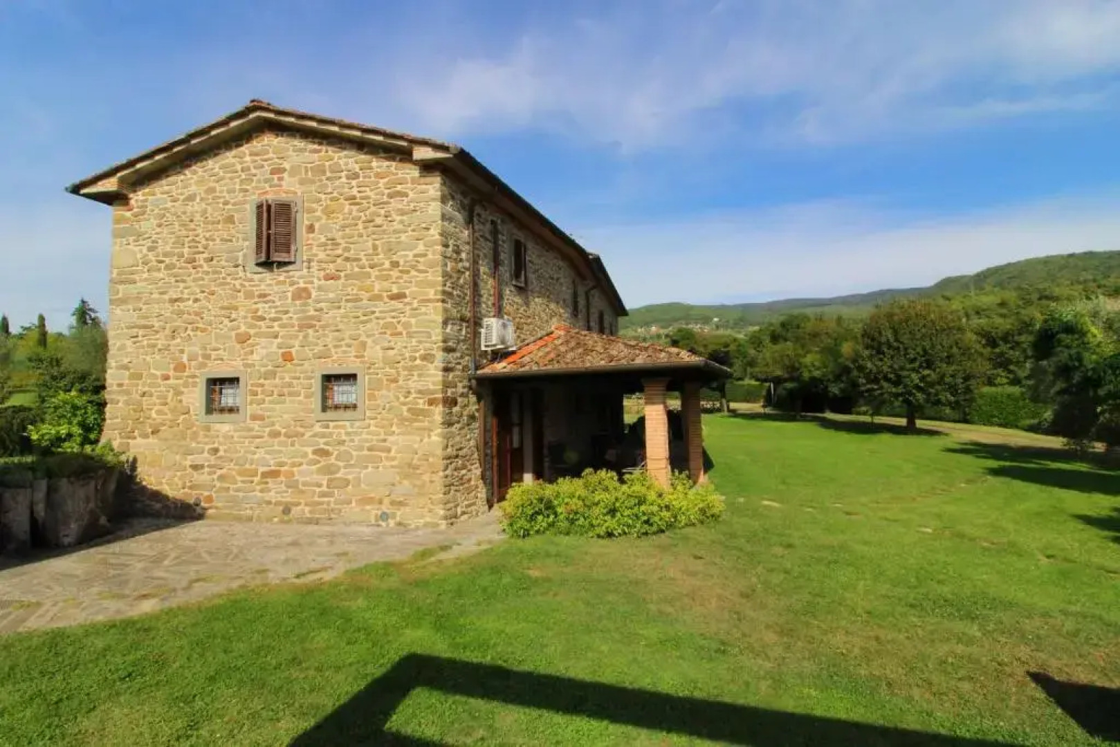 Wonderful private villa with private pool, A/C, WIFI, TV, pets allowed and parking, close to Are...