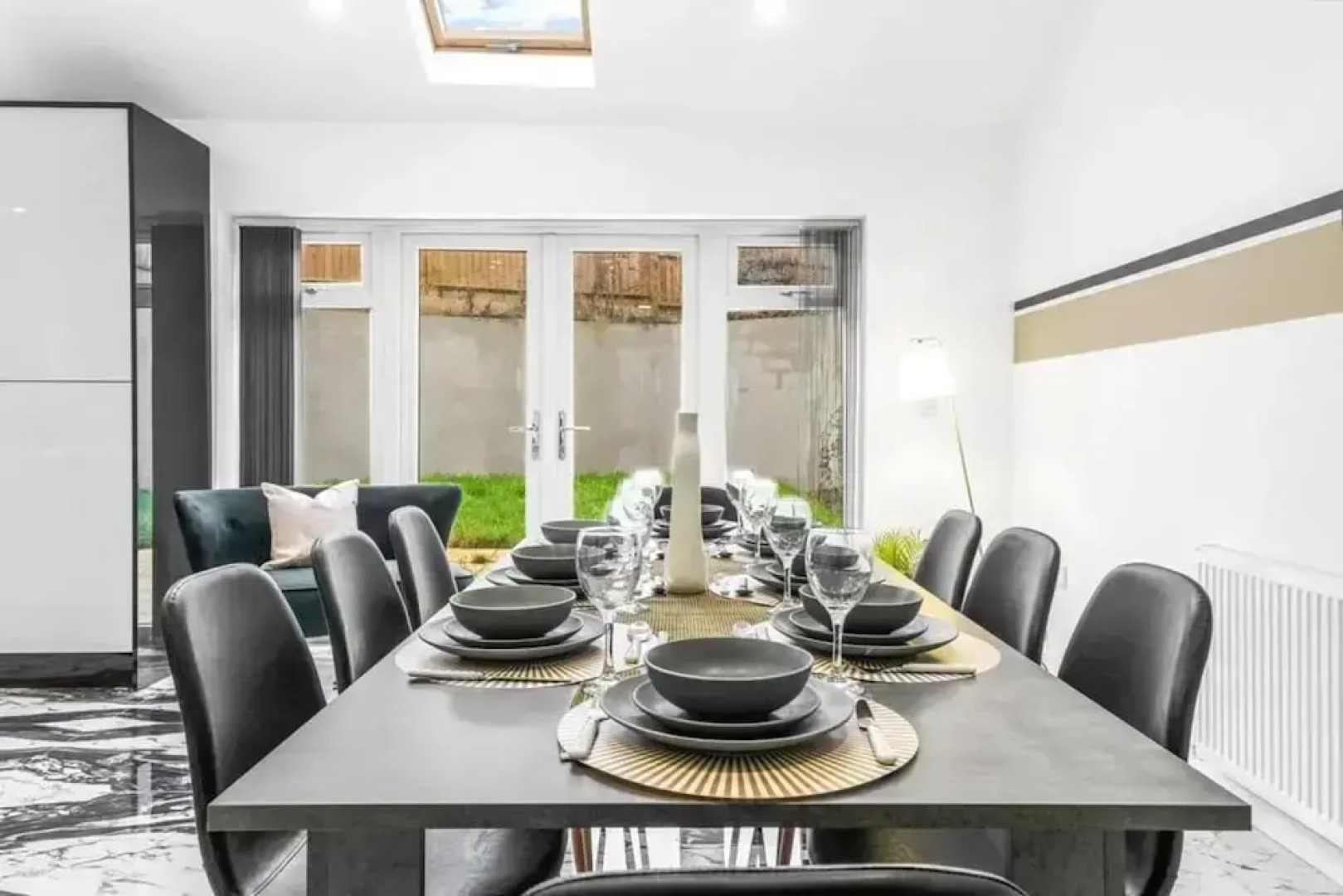 Elegant 5 Bedroom House/free Parking/yard