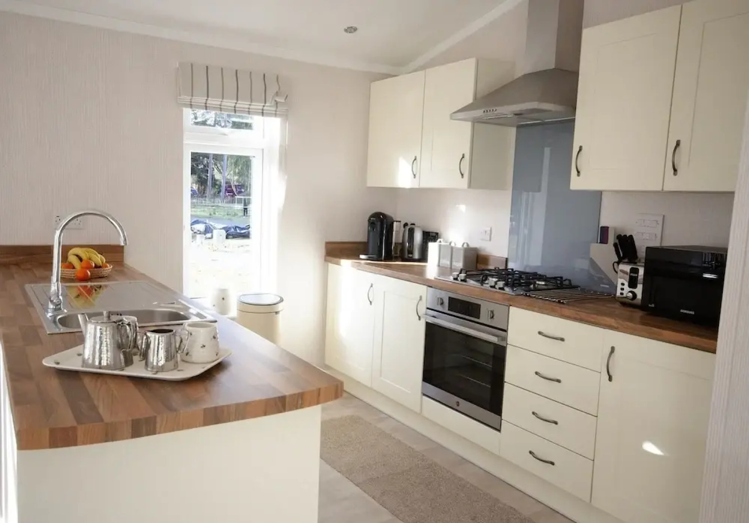 Hollicarrs - Bumblebee Lodge