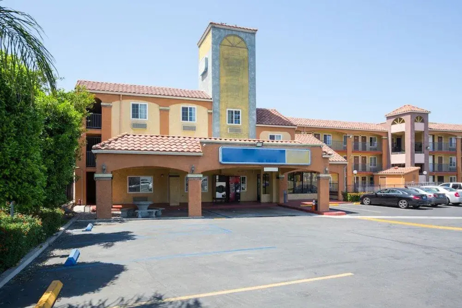 Passport Inn & Suites Corona Hotel