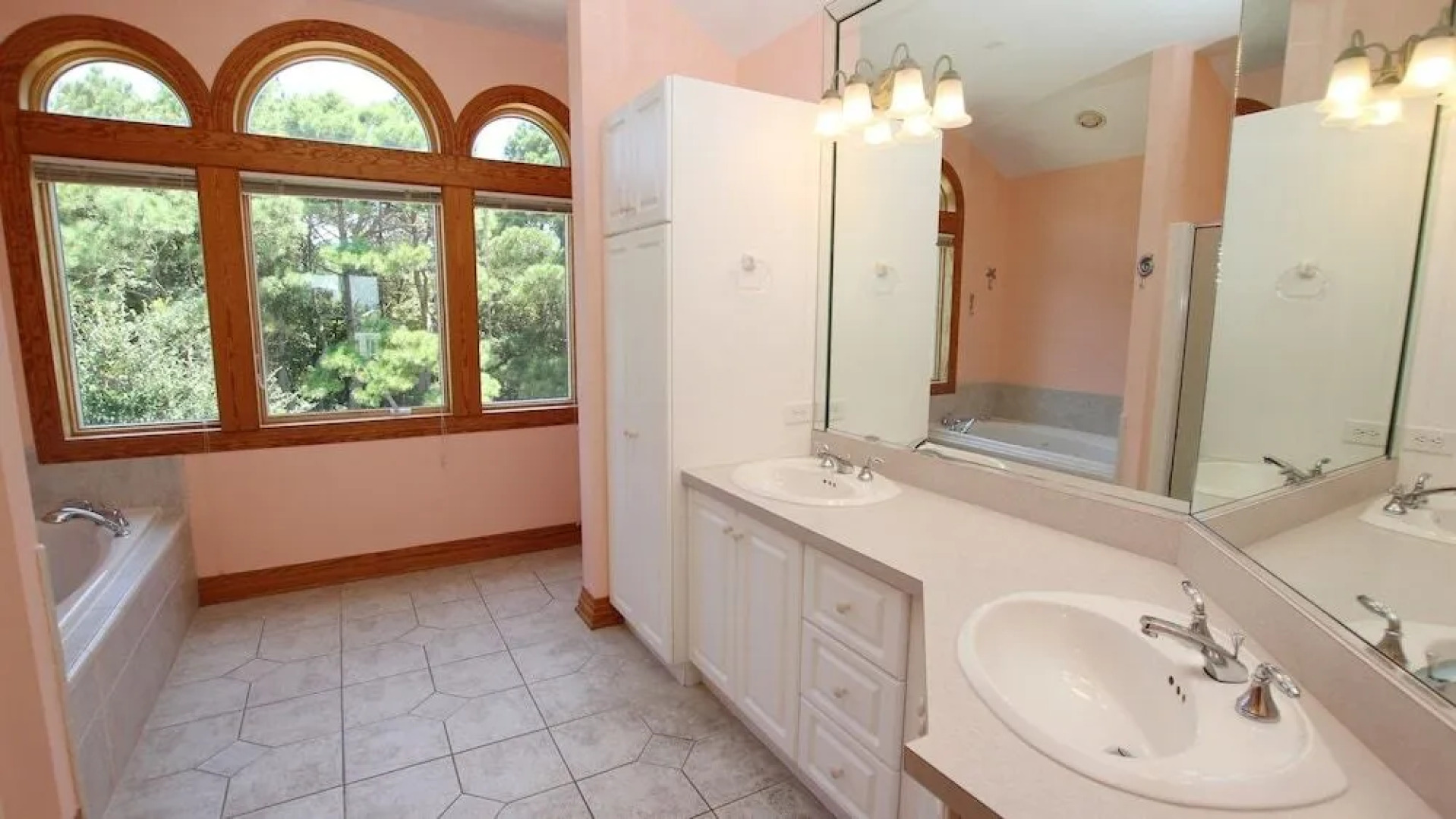 Sound and Color - 8 Br Home