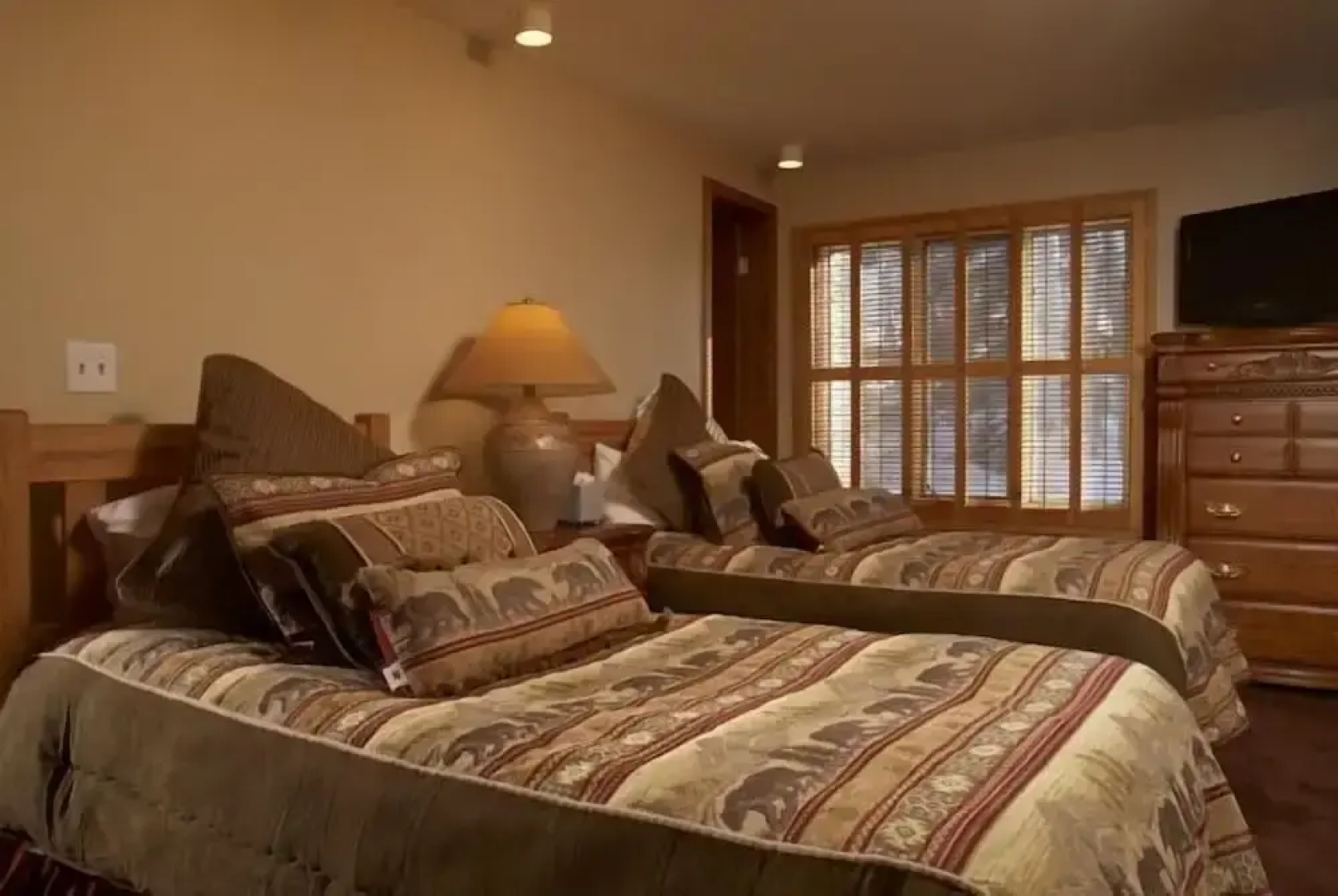 Slopeside Chalet - 6 Bedrooms Home