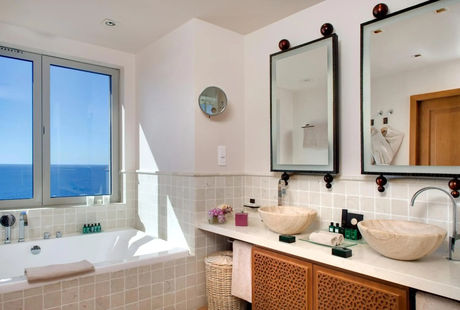 Tiara Yaktsa Côte d'Azur